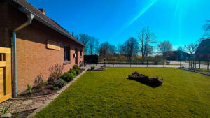 Großer eingezäunter Garten – sicher für Hunde, herrlich für Menschen